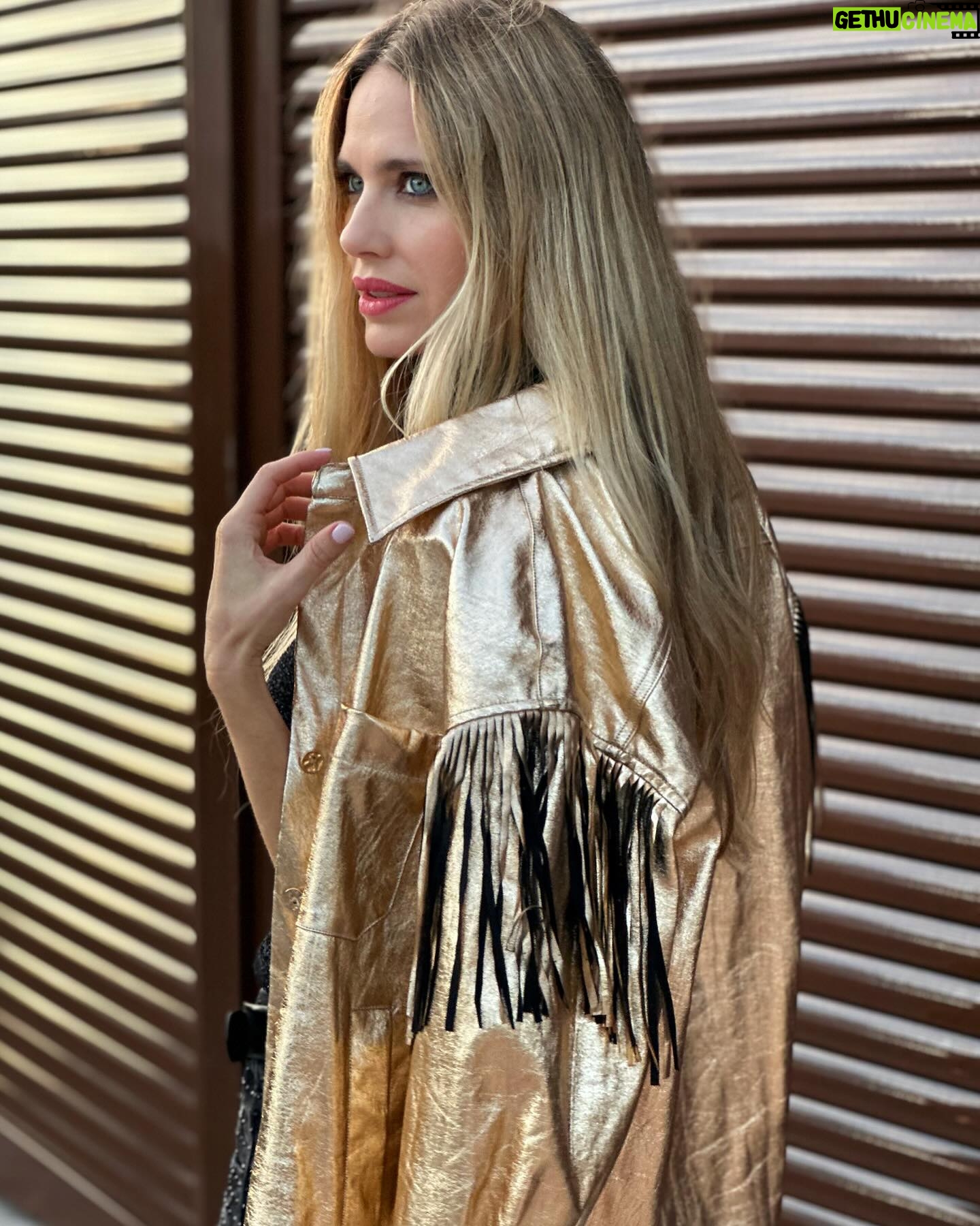 Vanesa Romero Instagram - Miércoles dorado 😝… ¿Primera,segunda o tercera? #vanesaromero #noviembre