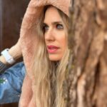 Vanesa Romero Instagram - Caperucita 🤪🥰🌧️ #martes #vanesaromero