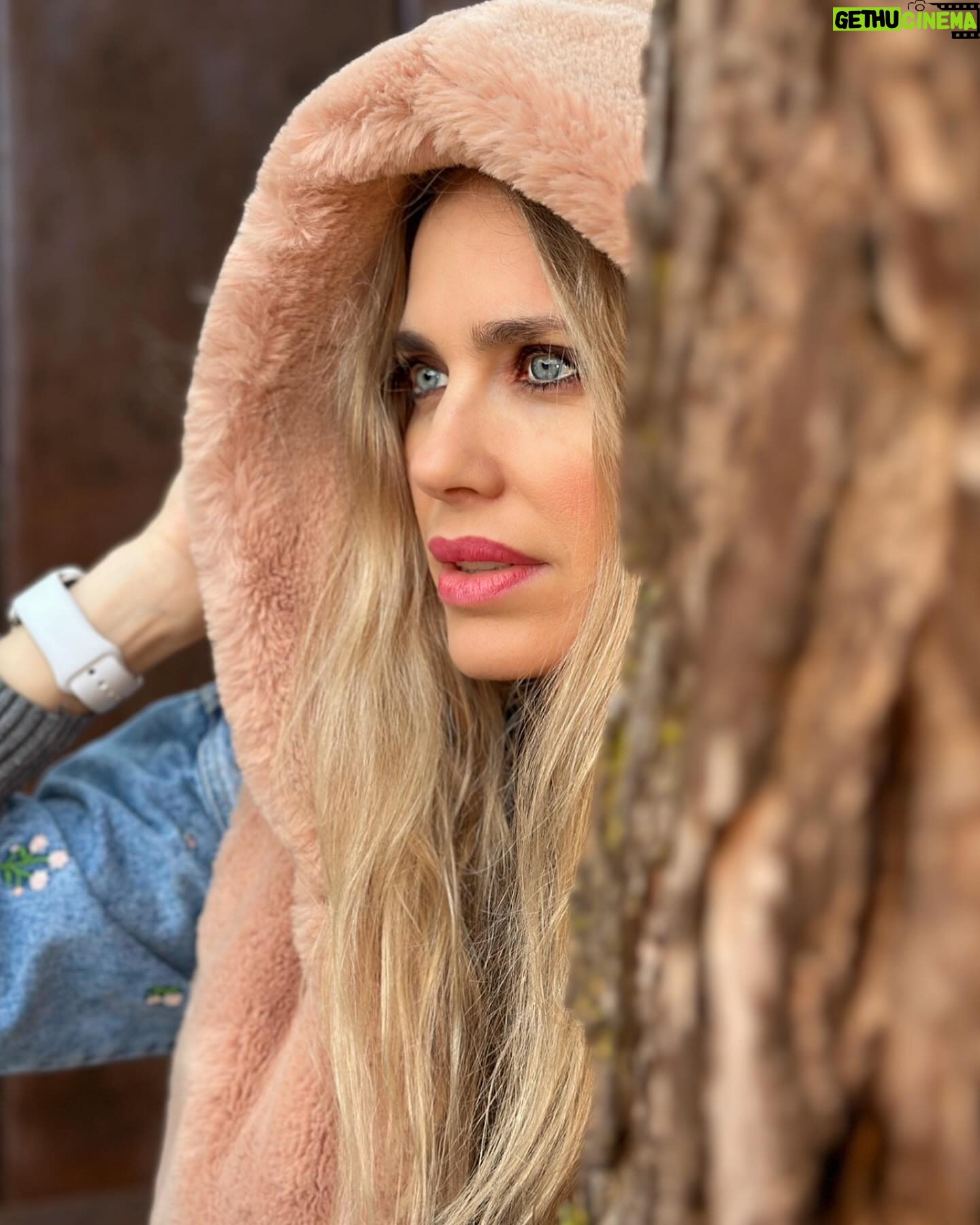 Vanesa Romero Instagram - Caperucita 🤪🥰🌧️ #martes #vanesaromero