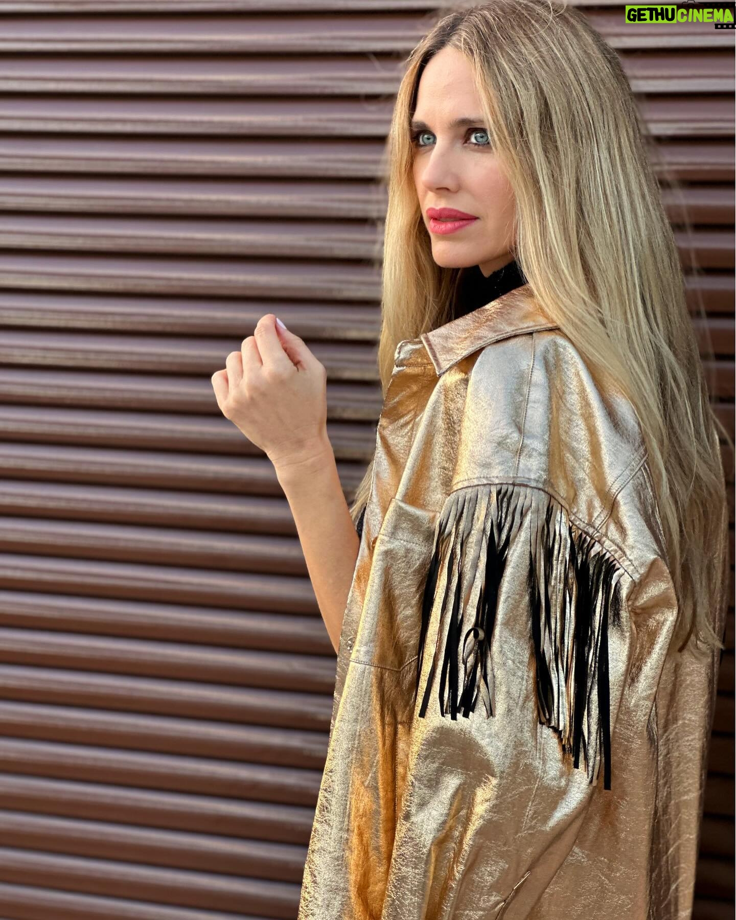 Vanesa Romero Instagram - Miércoles dorado 😝… ¿Primera,segunda o tercera? #vanesaromero #noviembre
