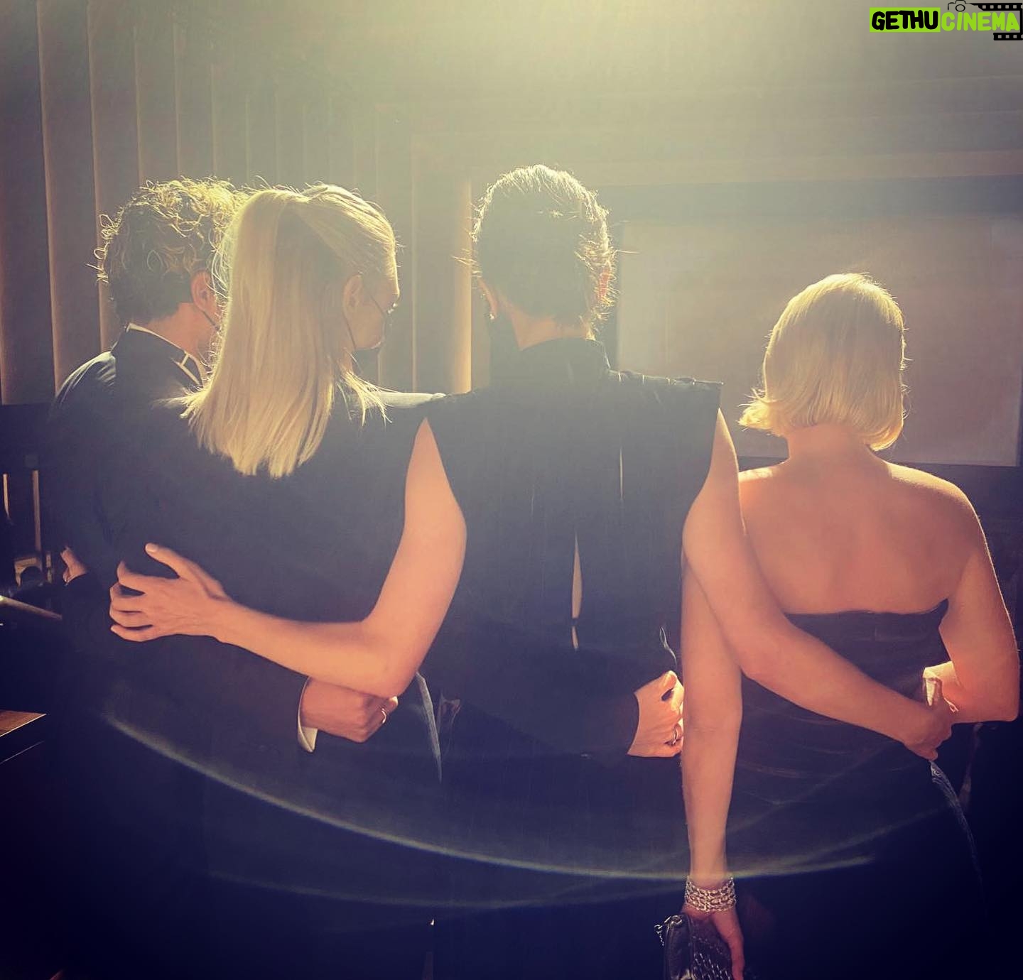 Vanessa Kirby Instagram - These women.... honoured we got to share The World to Come with Venice. What a magical night. Thank you again @labiennale and for believing in the power of female stories. @fastvold and @katherinewaterston, my sisters
