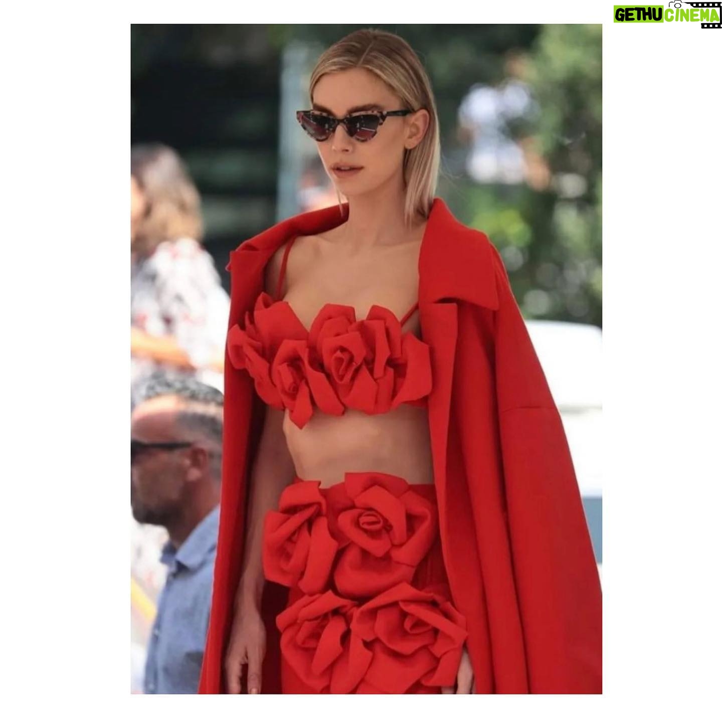 Vanessa Kirby Instagram - Thank you so much for having us @labiennale, and to you my @cartier and @maisonvalentino family ♥️