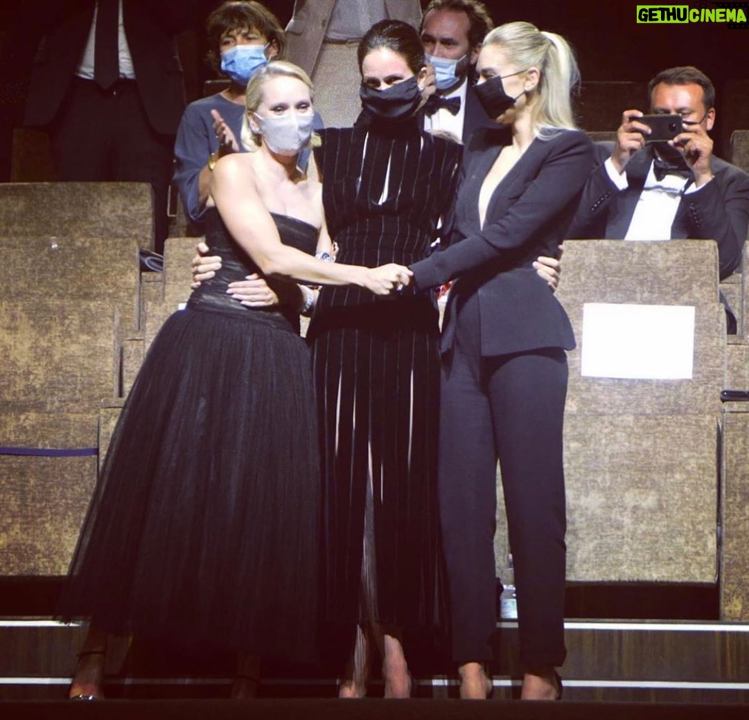 Vanessa Kirby Instagram - These women.... honoured we got to share The World to Come with Venice. What a magical night. Thank you again @labiennale and for believing in the power of female stories. @fastvold and @katherinewaterston, my sisters