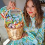 Vanessa Lachey Instagram - Easter is just around the corner and of course the Lachey fam is a huge fan of Kinder Joy, so I wanted to share with you how we incorporate the delicious treat toy into our celebrations! 🐣❤️🍫 @kinderus has the PERFECT collection for Easter, from basket stuffers to egg hunts. The Kinder Joy Easter eggs also come with one of 12 mini game Spring toys. Link in my stories for more info. Wishing you and your family a happy Easter! #KinderJoy #ad