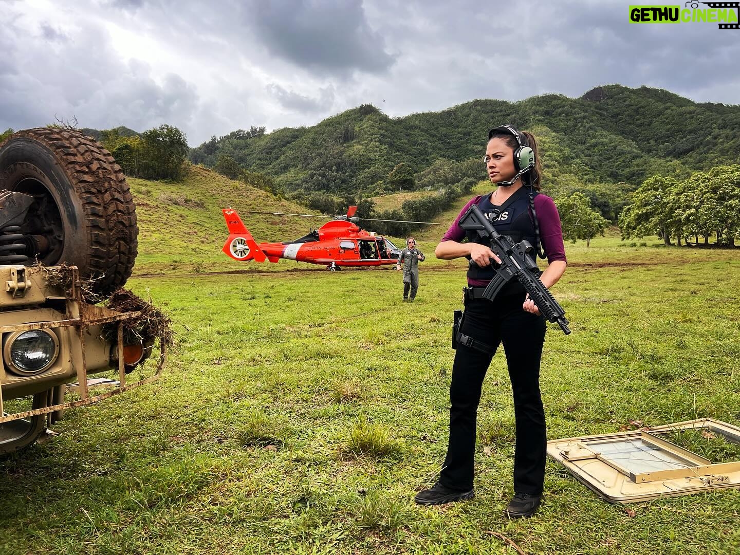 Vanessa Lachey Instagram - NEW EPISODE TONIGHT! NCIS: Hawai’i! You mess with my team… you mess with ME!!! And I’m comin’ in HOT! Mahalo to the @uscg for the air assist! This was right before @llcoolj and I took off then landed for the scene. Directed By: @yangzombrauen Check it out on @cbstv! #OperationFindLucy