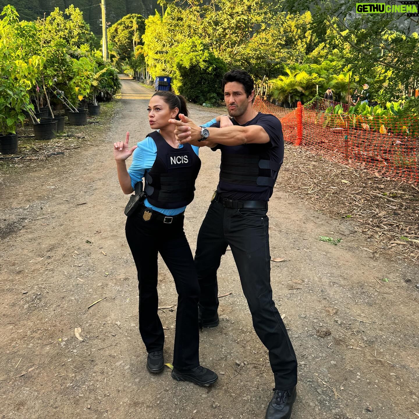 Vanessa Lachey Instagram - Jane & Jesse! Instagram “in a field” vs. going out “into the field”! Don’t miss tonight’s NEW NCIS: Hawai’i episode! @tengstagram is back directing and he brought the heat! 🔥