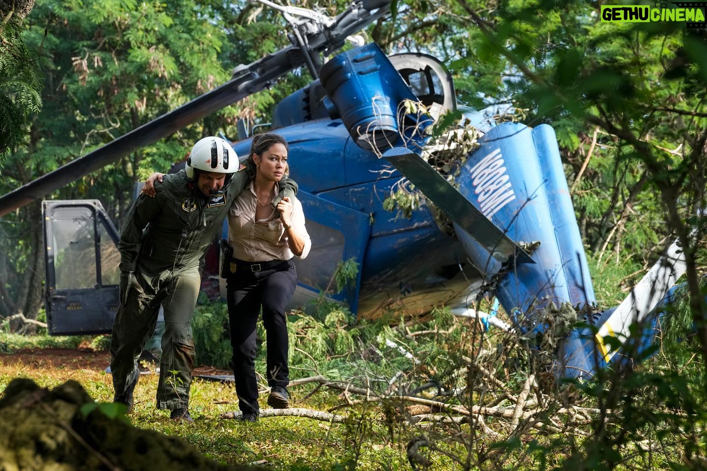 Vanessa Lachey Instagram - G.I. Jane! Tonight’s NCIS: Hawai’i episode is personal. We get to the core of Tennant’s drive and who knew, it’s pretty close to my true life. 😉 In her TV debut @rondakahanawilliams plays Young Jane. I’m so proud of her! @kurtyaeger is my Dad and now he’s officially done ALL 4 NCIS franchise shows! Our fearless leader the talented @levar.burton directed this episode. Don’t miss it TONIGHT! @ncishawaiicbs 9/10c on @cbstv!