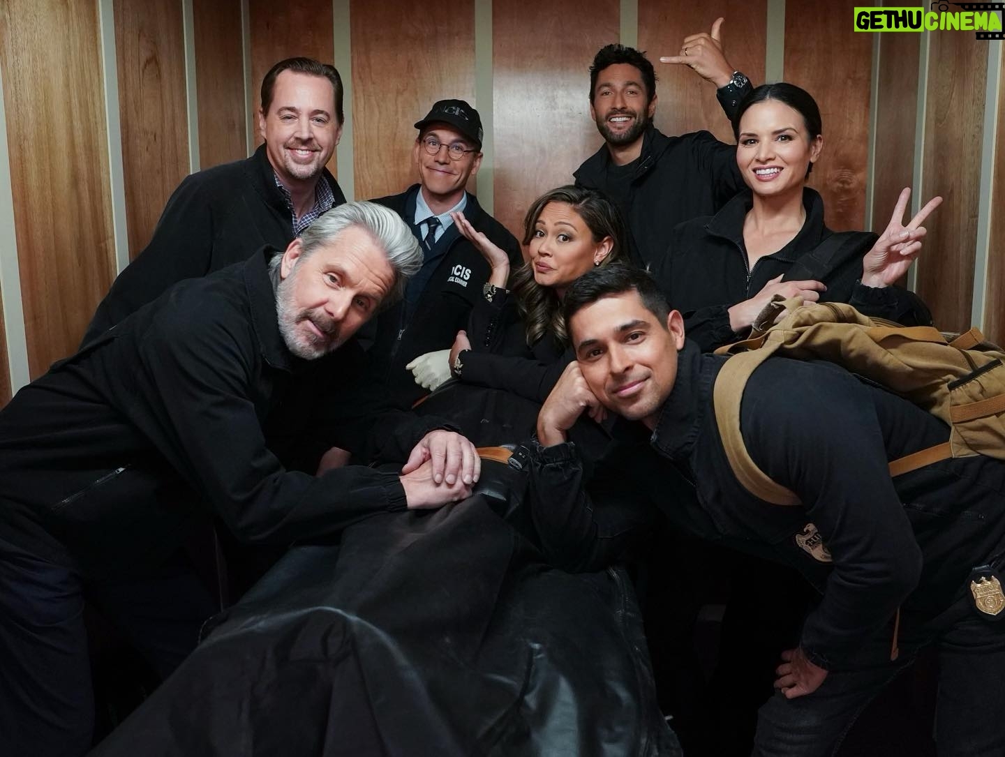 Vanessa Lachey Instagram - T-minus ONE WEEK until the biggest NCIS event in history!!! Jan 9th on @cbstv starts at 8pm (3 hours!) NCIS NCIS:Hawai’i NCIS:LA = Triple Crossover! I promise we are more serious and tactical than these photos! 😜