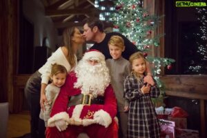 Vanessa Lachey Instagram - Merry Kissmas!!! Wishing you a Happy Holiday from our family to yours. 💋
