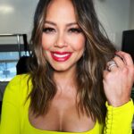 Vanessa Lachey Instagram - @loveisblindnetflix here we come! It takes a VILLAGE! @traceycunningham1 with the fresh color(always!) and @olaplex keeping my locks heathy with the CONSTANT styling. @ashleeroseboots with the fresh styles every time! @makeupbyliz with the makeup beat down! For this, a BOLD lip & my fave, her custom lashes for dayzzzzz!(best in the biz). Lastly, @sonjamchristensen brining the lewks y’all are loving every season! Now… who’s got the tea! 🫖❤️💋 ONE MORE WEEK UNTIL THE LIVE REUNION!