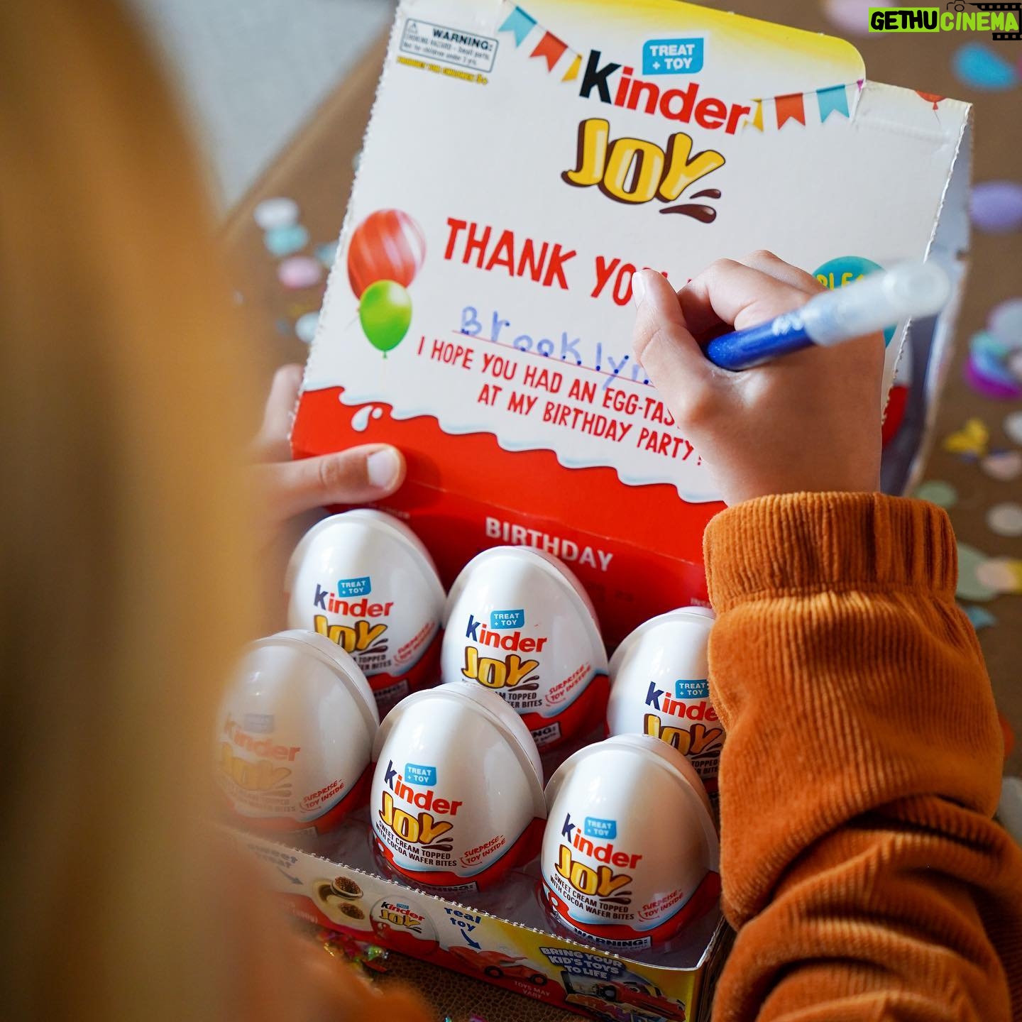 Vanessa Lachey Instagram - We had a little celebration for the birthday girl and @kinderus birthday packs made party prep fun and easy. Each Kinder Joy egg has both a toy AND a treat making it the perfect party favor. There are also 100 different toys! Link in bio to get yours ❤ #ad #KinderJoy