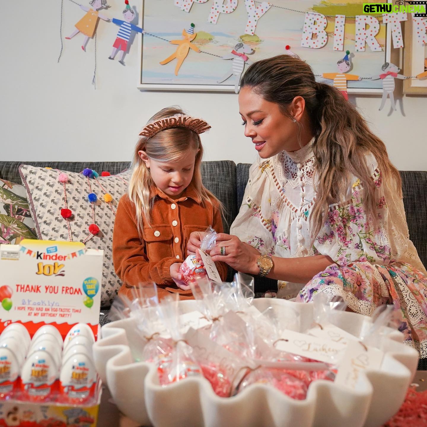 Vanessa Lachey Instagram - We had a little celebration for the birthday girl and @kinderus birthday packs made party prep fun and easy. Each Kinder Joy egg has both a toy AND a treat making it the perfect party favor. There are also 100 different toys! Link in bio to get yours ❤ #ad #KinderJoy