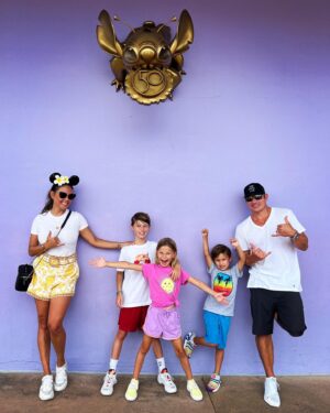 Vanessa Lachey Instagram - 🌺Day 2🌺The Lacheys & Stitch brought some Aloha to @waltdisneyworld! 🤙🏽 Best Day(s) Ever!!! Summer Lovin! #LacheyPartyOf5