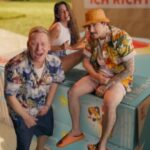 Vanessa Mai Instagram – @knossi und @julienbam machen 🤔 ihren Job richtig gut – aber haben sie nicht etwas vergessen? 😁@vanessa.mai hilft den beiden mit einem Mai Tai auf die Sprünge und los geht der nächste Fiebertraum! 🍹 Ab in den Wagen und anschnallen nicht vergessen! 🥳 #kaufland #HierBinIchRichtig #kauflanddeutschland #knossi #julienbam #vanessamai #kampagne #auswahl #song #rap #abindenwagen