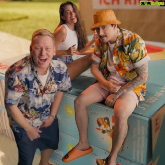 Vanessa Mai Instagram - @knossi und @julienbam machen 🤔 ihren Job richtig gut – aber haben sie nicht etwas vergessen? 😁@vanessa.mai hilft den beiden mit einem Mai Tai auf die Sprünge und los geht der nächste Fiebertraum! 🍹 Ab in den Wagen und anschnallen nicht vergessen! 🥳 #kaufland #HierBinIchRichtig #kauflanddeutschland #knossi #julienbam #vanessamai #kampagne #auswahl #song #rap #abindenwagen