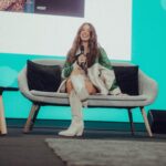 Vanessa Mai Instagram – Vor einigen Jahren unangepasst aus dem Rahmen gefallen….Jetzt bei OMR zum Thema „Erfolgsrezept: unangepasst“….. Ich hoffe, dass ich Menschen inspirieren kann, an den eigenen Visionen festzuhalten, auch wenn der Gegenwind unüberwindbar scheint. Danke @officially_omr für diese Bühne!
