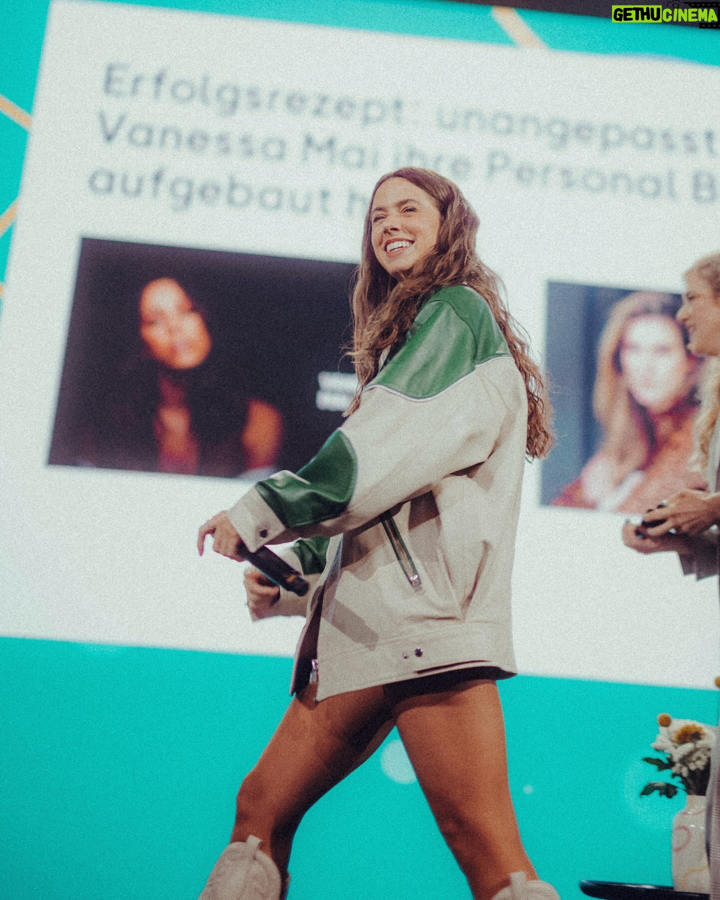 Vanessa Mai Instagram - Vor einigen Jahren unangepasst aus dem Rahmen gefallen….Jetzt bei OMR zum Thema „Erfolgsrezept: unangepasst“….. Ich hoffe, dass ich Menschen inspirieren kann, an den eigenen Visionen festzuhalten, auch wenn der Gegenwind unüberwindbar scheint. Danke @officially_omr für diese Bühne!