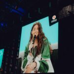 Vanessa Mai Instagram – Vor einigen Jahren unangepasst aus dem Rahmen gefallen….Jetzt bei OMR zum Thema „Erfolgsrezept: unangepasst“….. Ich hoffe, dass ich Menschen inspirieren kann, an den eigenen Visionen festzuhalten, auch wenn der Gegenwind unüberwindbar scheint. Danke @officially_omr für diese Bühne!