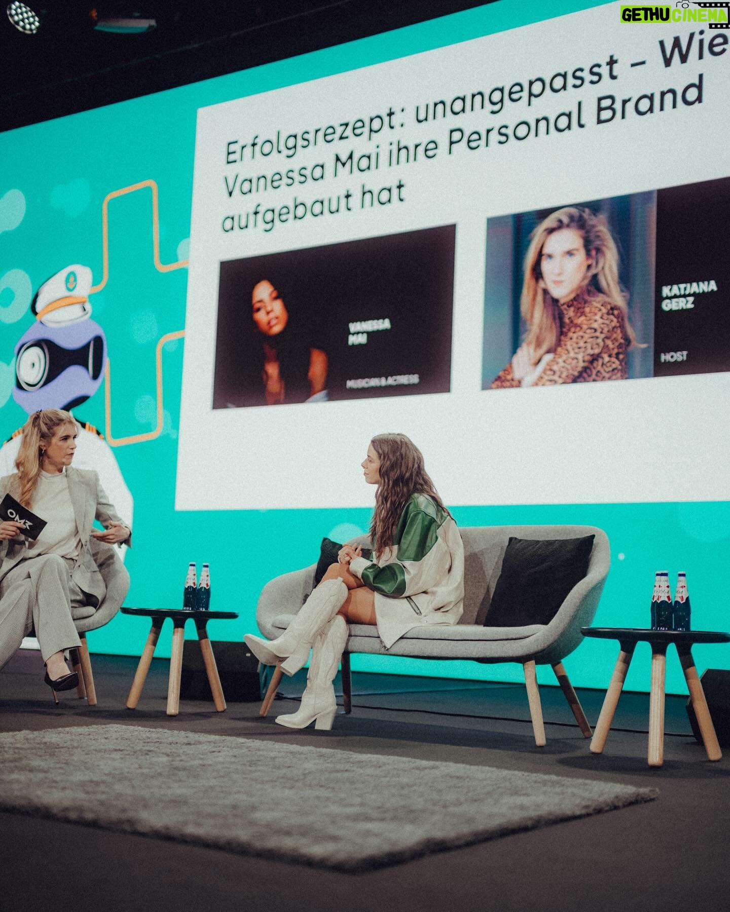 Vanessa Mai Instagram - Vor einigen Jahren unangepasst aus dem Rahmen gefallen….Jetzt bei OMR zum Thema „Erfolgsrezept: unangepasst“….. Ich hoffe, dass ich Menschen inspirieren kann, an den eigenen Visionen festzuhalten, auch wenn der Gegenwind unüberwindbar scheint. Danke @officially_omr für diese Bühne!