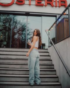 Vanessa Mai Instagram - Was ein cooler Tag 💕 Da kommt was auf euch zu 😮‍💨 Im Mai geht’s „rund“ 😃🍕 Was glaubt ihr? Ich bin gespannt was ihr denkt 😁