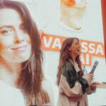 Vanessa Mai Instagram – Vor einigen Jahren unangepasst aus dem Rahmen gefallen….Jetzt bei OMR zum Thema „Erfolgsrezept: unangepasst“….. Ich hoffe, dass ich Menschen inspirieren kann, an den eigenen Visionen festzuhalten, auch wenn der Gegenwind unüberwindbar scheint. Danke @officially_omr für diese Bühne!