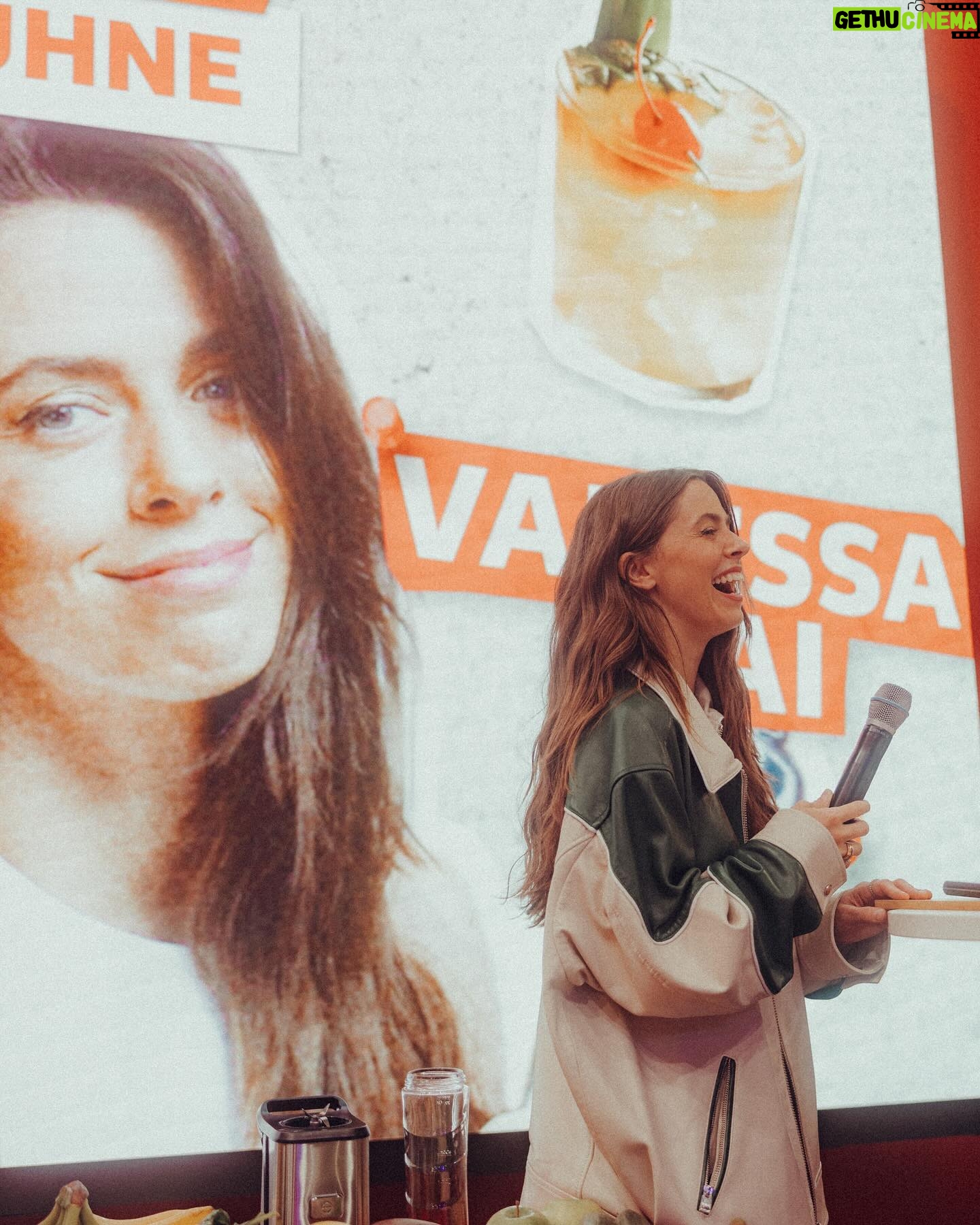 Vanessa Mai Instagram - Vor einigen Jahren unangepasst aus dem Rahmen gefallen….Jetzt bei OMR zum Thema „Erfolgsrezept: unangepasst“….. Ich hoffe, dass ich Menschen inspirieren kann, an den eigenen Visionen festzuhalten, auch wenn der Gegenwind unüberwindbar scheint. Danke @officially_omr für diese Bühne!