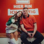 Vanessa Mai Instagram – Vor einigen Jahren unangepasst aus dem Rahmen gefallen….Jetzt bei OMR zum Thema „Erfolgsrezept: unangepasst“….. Ich hoffe, dass ich Menschen inspirieren kann, an den eigenen Visionen festzuhalten, auch wenn der Gegenwind unüberwindbar scheint. Danke @officially_omr für diese Bühne!