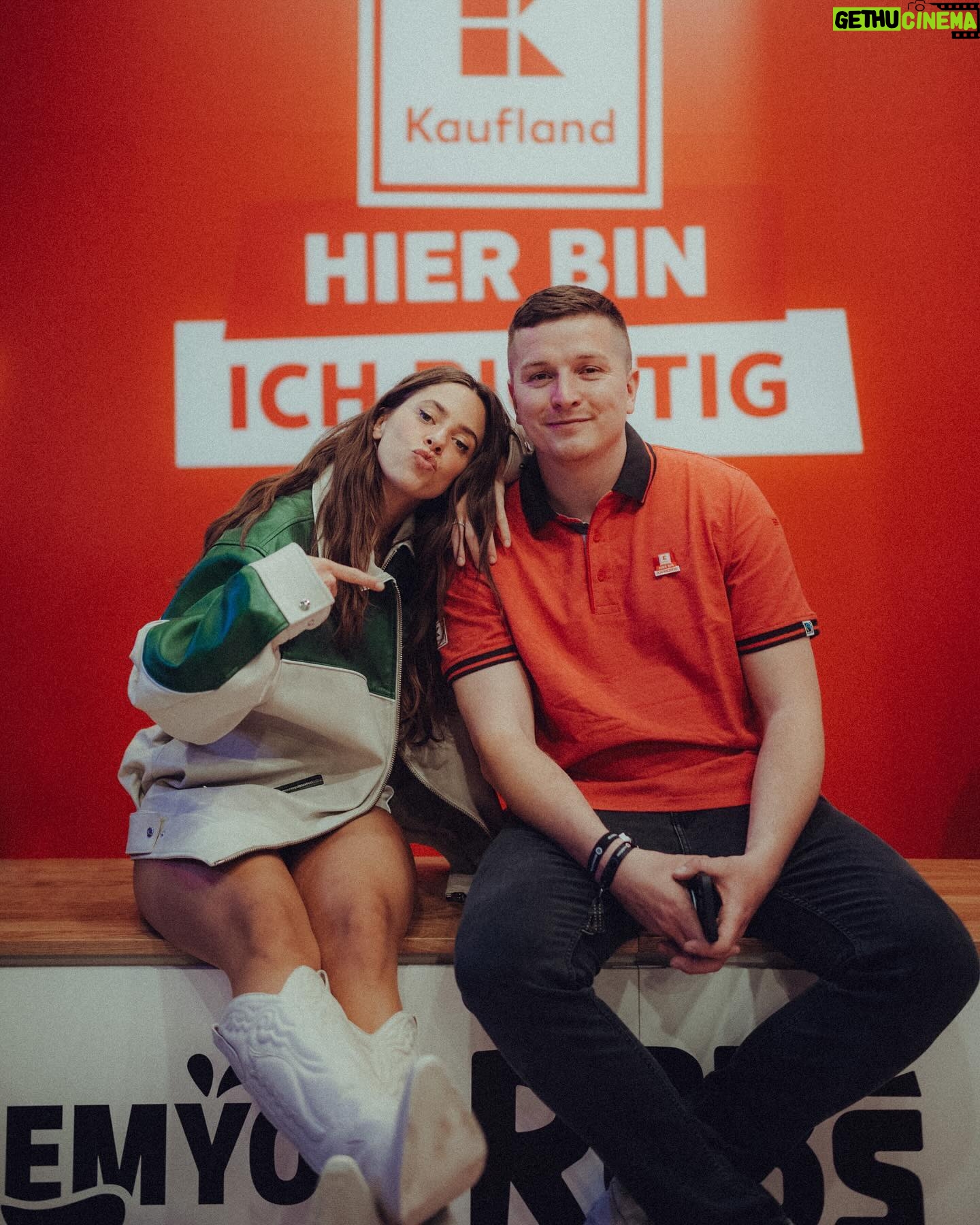 Vanessa Mai Instagram - Vor einigen Jahren unangepasst aus dem Rahmen gefallen….Jetzt bei OMR zum Thema „Erfolgsrezept: unangepasst“….. Ich hoffe, dass ich Menschen inspirieren kann, an den eigenen Visionen festzuhalten, auch wenn der Gegenwind unüberwindbar scheint. Danke @officially_omr für diese Bühne!