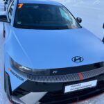 Vanessa Mai Instagram – Nennt mich Drift Queen 😜 Meine allererste Winter Driving Experience!! „Erfahre Hyundai“ – also ja, was soll ich sagen, das Motto einfach mal sowas von eingehalten. Danke an meine @hyundai_de Fam für das unvergessliche Erlebnis hier in Sölden. Und dann noch mit meinem neuen Hyundai IONIQ 5 N, den ich ab April fahren darf. 🥹…. Und ja, der kann was. Aber so richtig 😄👍🏼 Habt ihr sowas schon mal gemacht oder würdet ihr gerne mal?
 
#HyundaiDrivingExperience #Hyundai #ErfahreHyundai #IONIQ5N