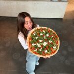 Vanessa Mai Instagram - MEINE PIZZA IST DAAAA!! Endlich!!!! Ich hatte es ja schon angedeutet, dass es im Mai „rund“ geht 🍕🍕🍕 Mein weiteres Highlight/Mailight 😃: Ab jetzt könnt ihr in eurer @losteria.de meine eigene Pizza mit dem Namen PRIMAVERA bestellen!🥹 Sagt mir unbedingt wie sie euch schmeckt. 😋