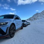 Vanessa Mai Instagram - Nennt mich Drift Queen 😜 Meine allererste Winter Driving Experience!! „Erfahre Hyundai“ - also ja, was soll ich sagen, das Motto einfach mal sowas von eingehalten. Danke an meine @hyundai_de Fam für das unvergessliche Erlebnis hier in Sölden. Und dann noch mit meinem neuen Hyundai IONIQ 5 N, den ich ab April fahren darf. 🥹…. Und ja, der kann was. Aber so richtig 😄👍🏼 Habt ihr sowas schon mal gemacht oder würdet ihr gerne mal? #HyundaiDrivingExperience #Hyundai #ErfahreHyundai #IONIQ5N
