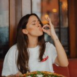 Vanessa Mai Instagram – MEINE PIZZA IST DAAAA!! Endlich!!!! Ich hatte es ja schon angedeutet, dass es im Mai „rund“ geht 🍕🍕🍕 Mein weiteres Highlight/Mailight 😃: Ab jetzt könnt ihr in eurer @losteria.de meine eigene Pizza mit dem Namen PRIMAVERA bestellen!🥹 Sagt mir unbedingt wie sie euch schmeckt. 😋