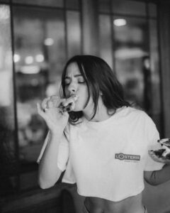 Vanessa Mai Instagram - MEINE PIZZA IST DAAAA!! Endlich!!!! Ich hatte es ja schon angedeutet, dass es im Mai „rund“ geht 🍕🍕🍕 Mein weiteres Highlight/Mailight 😃: Ab jetzt könnt ihr in eurer @losteria.de meine eigene Pizza mit dem Namen PRIMAVERA bestellen!🥹 Sagt mir unbedingt wie sie euch schmeckt. 😋
