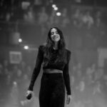 Vanessa Mai Instagram - Letzte Show. Holiday on Ice kann auf meiner Bucketlist abgehakt werden und ich bin sehr dankbar für diese bereichernde Zeit mit so vielen talentierten Menschen. In einem Artikel hat eine Redakteurin zu Beginn der Shows geschrieben: Holiday on Ice wäre aus ihrer Sicht nicht das Coolste was man als junge Künstlerin so machen kann und ich würde viele Sachen machen, die nicht besonders cool sind, wie zb Zitat: auf dem Land leben (hui, hart), scheine aber doch eine coole Frau zu sein. Ich musste über diese Zeilen sehr schmunzeln. Es geht im Leben nicht darum, was cool oder uncool ist. Das bewertet jeder anders. Es geht darum, das zu tun, wovon man überzeugt ist. Ich lebe nicht danach, was für andere cool sein könnte oder was andere denken. Ich folge meiner Überzeugung in aller Konsequenz und gestalte mein Leben wie es mir gefällt. Es geht nicht darum, sein Leben zum Trotz derer zu leben, die einen nicht verstehen. Es geht darum, mehr Spaß im Leben zu haben als sie! ✨💫💕 📸 @caro.namaschk