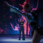 Vanessa Mai Instagram – Letzte Show. Holiday on Ice kann auf meiner Bucketlist abgehakt werden und ich bin sehr dankbar für diese bereichernde Zeit mit so vielen talentierten Menschen. In einem Artikel hat eine Redakteurin zu Beginn der Shows geschrieben: Holiday on Ice wäre aus ihrer Sicht nicht das Coolste was man als junge Künstlerin so machen kann und ich würde viele Sachen machen, die nicht besonders cool sind, wie zb Zitat: auf dem Land leben (hui, hart), scheine aber doch eine coole Frau zu sein. Ich musste über diese Zeilen sehr schmunzeln. Es geht im Leben nicht darum, was cool oder uncool ist. Das bewertet jeder anders. Es geht darum, das zu tun, wovon man überzeugt ist. Ich lebe nicht danach, was für andere cool sein könnte oder was andere denken. Ich folge meiner Überzeugung in aller Konsequenz und gestalte mein Leben wie es mir gefällt.

Es geht nicht darum, sein Leben zum Trotz derer zu leben, die einen nicht verstehen. Es geht darum, mehr Spaß im Leben zu haben als sie! ✨💫💕

📸 @caro.namaschk