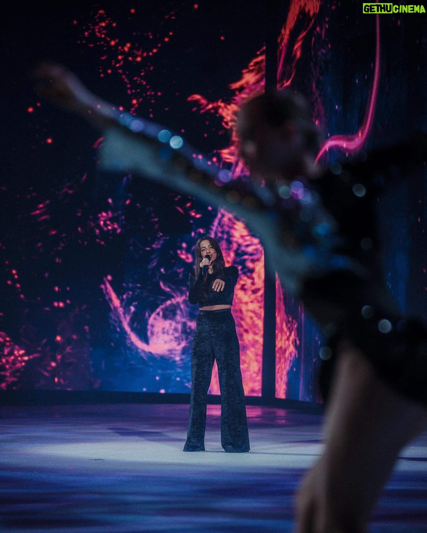 Vanessa Mai Instagram - Letzte Show. Holiday on Ice kann auf meiner Bucketlist abgehakt werden und ich bin sehr dankbar für diese bereichernde Zeit mit so vielen talentierten Menschen. In einem Artikel hat eine Redakteurin zu Beginn der Shows geschrieben: Holiday on Ice wäre aus ihrer Sicht nicht das Coolste was man als junge Künstlerin so machen kann und ich würde viele Sachen machen, die nicht besonders cool sind, wie zb Zitat: auf dem Land leben (hui, hart), scheine aber doch eine coole Frau zu sein. Ich musste über diese Zeilen sehr schmunzeln. Es geht im Leben nicht darum, was cool oder uncool ist. Das bewertet jeder anders. Es geht darum, das zu tun, wovon man überzeugt ist. Ich lebe nicht danach, was für andere cool sein könnte oder was andere denken. Ich folge meiner Überzeugung in aller Konsequenz und gestalte mein Leben wie es mir gefällt. Es geht nicht darum, sein Leben zum Trotz derer zu leben, die einen nicht verstehen. Es geht darum, mehr Spaß im Leben zu haben als sie! ✨💫💕 📸 @caro.namaschk