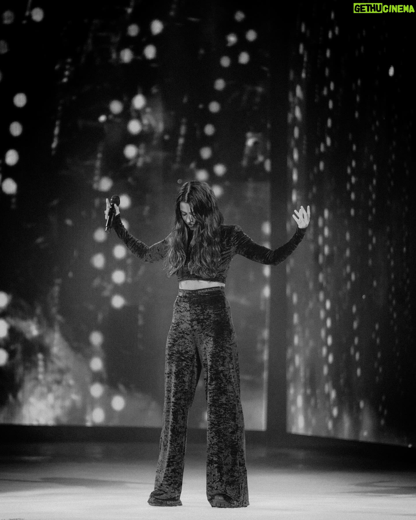 Vanessa Mai Instagram - Letzte Show. Holiday on Ice kann auf meiner Bucketlist abgehakt werden und ich bin sehr dankbar für diese bereichernde Zeit mit so vielen talentierten Menschen. In einem Artikel hat eine Redakteurin zu Beginn der Shows geschrieben: Holiday on Ice wäre aus ihrer Sicht nicht das Coolste was man als junge Künstlerin so machen kann und ich würde viele Sachen machen, die nicht besonders cool sind, wie zb Zitat: auf dem Land leben (hui, hart), scheine aber doch eine coole Frau zu sein. Ich musste über diese Zeilen sehr schmunzeln. Es geht im Leben nicht darum, was cool oder uncool ist. Das bewertet jeder anders. Es geht darum, das zu tun, wovon man überzeugt ist. Ich lebe nicht danach, was für andere cool sein könnte oder was andere denken. Ich folge meiner Überzeugung in aller Konsequenz und gestalte mein Leben wie es mir gefällt. Es geht nicht darum, sein Leben zum Trotz derer zu leben, die einen nicht verstehen. Es geht darum, mehr Spaß im Leben zu haben als sie! ✨💫💕 📸 @caro.namaschk