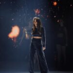 Vanessa Mai Instagram - Letzte Show. Holiday on Ice kann auf meiner Bucketlist abgehakt werden und ich bin sehr dankbar für diese bereichernde Zeit mit so vielen talentierten Menschen. In einem Artikel hat eine Redakteurin zu Beginn der Shows geschrieben: Holiday on Ice wäre aus ihrer Sicht nicht das Coolste was man als junge Künstlerin so machen kann und ich würde viele Sachen machen, die nicht besonders cool sind, wie zb Zitat: auf dem Land leben (hui, hart), scheine aber doch eine coole Frau zu sein. Ich musste über diese Zeilen sehr schmunzeln. Es geht im Leben nicht darum, was cool oder uncool ist. Das bewertet jeder anders. Es geht darum, das zu tun, wovon man überzeugt ist. Ich lebe nicht danach, was für andere cool sein könnte oder was andere denken. Ich folge meiner Überzeugung in aller Konsequenz und gestalte mein Leben wie es mir gefällt. Es geht nicht darum, sein Leben zum Trotz derer zu leben, die einen nicht verstehen. Es geht darum, mehr Spaß im Leben zu haben als sie! ✨💫💕 📸 @caro.namaschk
