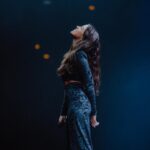 Vanessa Mai Instagram – Letzte Show. Holiday on Ice kann auf meiner Bucketlist abgehakt werden und ich bin sehr dankbar für diese bereichernde Zeit mit so vielen talentierten Menschen. In einem Artikel hat eine Redakteurin zu Beginn der Shows geschrieben: Holiday on Ice wäre aus ihrer Sicht nicht das Coolste was man als junge Künstlerin so machen kann und ich würde viele Sachen machen, die nicht besonders cool sind, wie zb Zitat: auf dem Land leben (hui, hart), scheine aber doch eine coole Frau zu sein. Ich musste über diese Zeilen sehr schmunzeln. Es geht im Leben nicht darum, was cool oder uncool ist. Das bewertet jeder anders. Es geht darum, das zu tun, wovon man überzeugt ist. Ich lebe nicht danach, was für andere cool sein könnte oder was andere denken. Ich folge meiner Überzeugung in aller Konsequenz und gestalte mein Leben wie es mir gefällt.

Es geht nicht darum, sein Leben zum Trotz derer zu leben, die einen nicht verstehen. Es geht darum, mehr Spaß im Leben zu haben als sie! ✨💫💕

📸 @caro.namaschk
