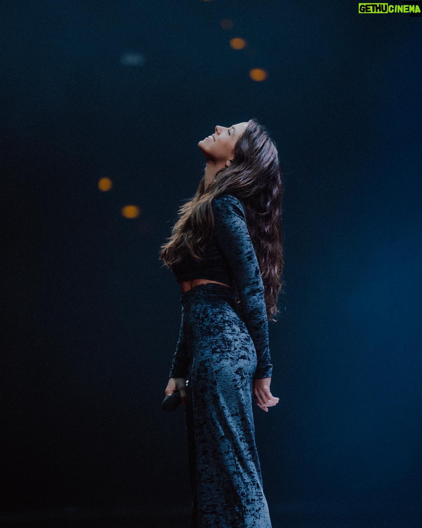 Vanessa Mai Instagram - Letzte Show. Holiday on Ice kann auf meiner Bucketlist abgehakt werden und ich bin sehr dankbar für diese bereichernde Zeit mit so vielen talentierten Menschen. In einem Artikel hat eine Redakteurin zu Beginn der Shows geschrieben: Holiday on Ice wäre aus ihrer Sicht nicht das Coolste was man als junge Künstlerin so machen kann und ich würde viele Sachen machen, die nicht besonders cool sind, wie zb Zitat: auf dem Land leben (hui, hart), scheine aber doch eine coole Frau zu sein. Ich musste über diese Zeilen sehr schmunzeln. Es geht im Leben nicht darum, was cool oder uncool ist. Das bewertet jeder anders. Es geht darum, das zu tun, wovon man überzeugt ist. Ich lebe nicht danach, was für andere cool sein könnte oder was andere denken. Ich folge meiner Überzeugung in aller Konsequenz und gestalte mein Leben wie es mir gefällt. Es geht nicht darum, sein Leben zum Trotz derer zu leben, die einen nicht verstehen. Es geht darum, mehr Spaß im Leben zu haben als sie! ✨💫💕 📸 @caro.namaschk