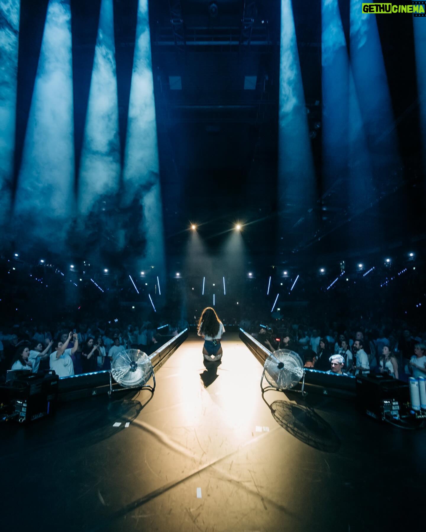 Vanessa Mai Instagram - HABEN WIR DAS GESTERN WIRKLICH ERLEBT? Ich hatte den Spaß meines Lebens!! STUTTGART wir müssen uns wiedersehen!!! Ich hab euch den ganzen Abend nochmal ins Highlight ZUHAUSE2024 gepackt. Ich möchte an dieser Stelle dem Team im Hintergrund danken, die diesen Abend erst möglich gemacht haben. Ihr habt alles gegeben und noch mehr. Deshalb aus tiefstem Herzen DANKE, dass ihr mir diesen Traum ermöglicht habt. Und ohne die Menschen, die uns sehen wollen, geht es natürlich auch nicht. Deshalb DANKE an alle, die sich gestern Abend für uns und das Konzert entschieden haben... Ich hoffe, dass ihr mit einem schönen Gefühl schlafen gegangen seid… Ich auf jeden Fall. ❤️ Wir sehen uns auf ZUHAUSE BEI DIR TOUR ab November!!! Wer nicht so lange warten möchte, wir spielen richtig schöne Sommer-Konzerte. Vielleicht ist ja ein Termin für euch dabei? Egal wann, ich freu mich schon einen auf ein Wiedersehen!! 🫶🏼 📸 @niko.neithardt
