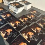 Vanessa Mai Instagram - Diese (swipe) handsignierte (!) Autogrammkarte (bitte um Anerkennung der Mühe 😆) gibt es nur in der limitierten Fanbox bei Amazon! Davon gibt es aktuell nur noch 300 stk.💕 Klickt auf das Highlight wenn ihr eine sichern wollt. Ich mach dann mal weiter 😮‍💨✍🏼
