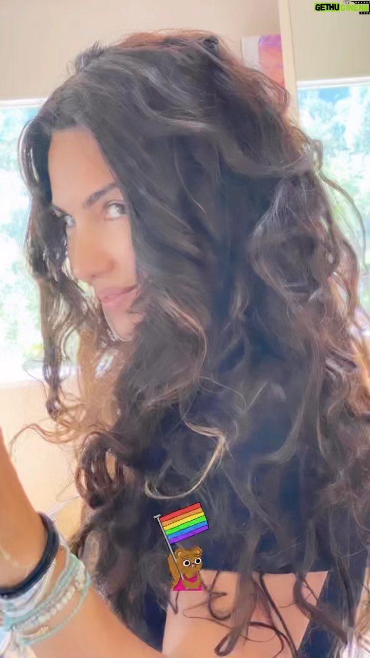 Vanessa Marcil Instagram - #Love #Pride #peace #imwithyousister #chickMafia #covidday7 How are you inviting our most vulnerable in our society to your table?