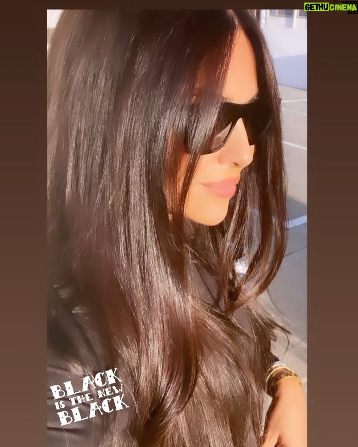 Vanessa Marcil Instagram - Back in Black #ChickMafia #BestMomsDay w my seven men and gaagoo hair color by @the_brownsisters_yb #LifeisBeautiful
