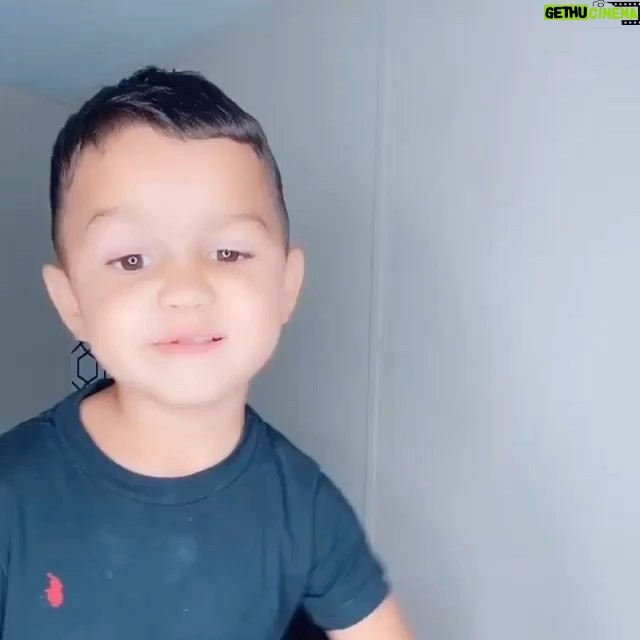 Vanessa Marcil Instagram - Iām so shook by this father and son. š Makes me believe in the world and our future. #realdads #realmen #badassmoms @enkyboys š²š½
