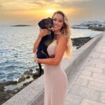 Vanessa Mariposa Instagram - Anzeige | Love of my life 🐶♥️ ________ #vanessamariposa #zorrotheweenie #palmademallorca #lovemydoggo #minidackel #dachshundlover