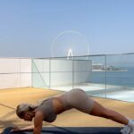 Vanessa Mariposa Instagram - ABS WORKOUT with an amazing view 🫶🏼 Macht jede Übung für 45 Sekunden, 3 Durchgänge 💥 ich bespreche euch: es wird SO brennen 🌝💪🏼🔥 _______ #vanessamariposafitness #vanessamariposa #fiveluxdubai #bauchmuskeltraining #bauchmuskeln #fitnesslove #fitnesscommunity