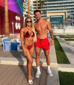 Vanessa Mariposa Instagram - Beach day 🍒 
@playapachadubai @fiveluxejbr

MARKIERE DEINEN WORKOUT BUDDY 💥🔥

anzeige @honeysand.de 
______
#vanessamariposafitness #vanessamariposa #playapachadubai #pacha #dubaijbr#fiveluxdubai #fitnesscouple #fitcouples #couplegoals #gymcouple #gyminspiration #bauchmuskeln