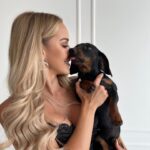 Vanessa Mariposa Instagram - Anzeige | Happy 2 birthday mein kleines, süßes Wiesel @zorro_theweenie ♥️🐶 I love you so much 🎉😍 ________________ #vanessamariposa #zorrotheweenie #2 #birthdayboy #minidackel #dachshund