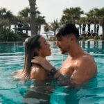 Vanessa Mariposa Instagram - POOLSIDE PASSION 💋🌴 anzeige ______ #vanessamariposa #couplevideos #couplestyle #dubaibeach #dubai #summersalt #kissme